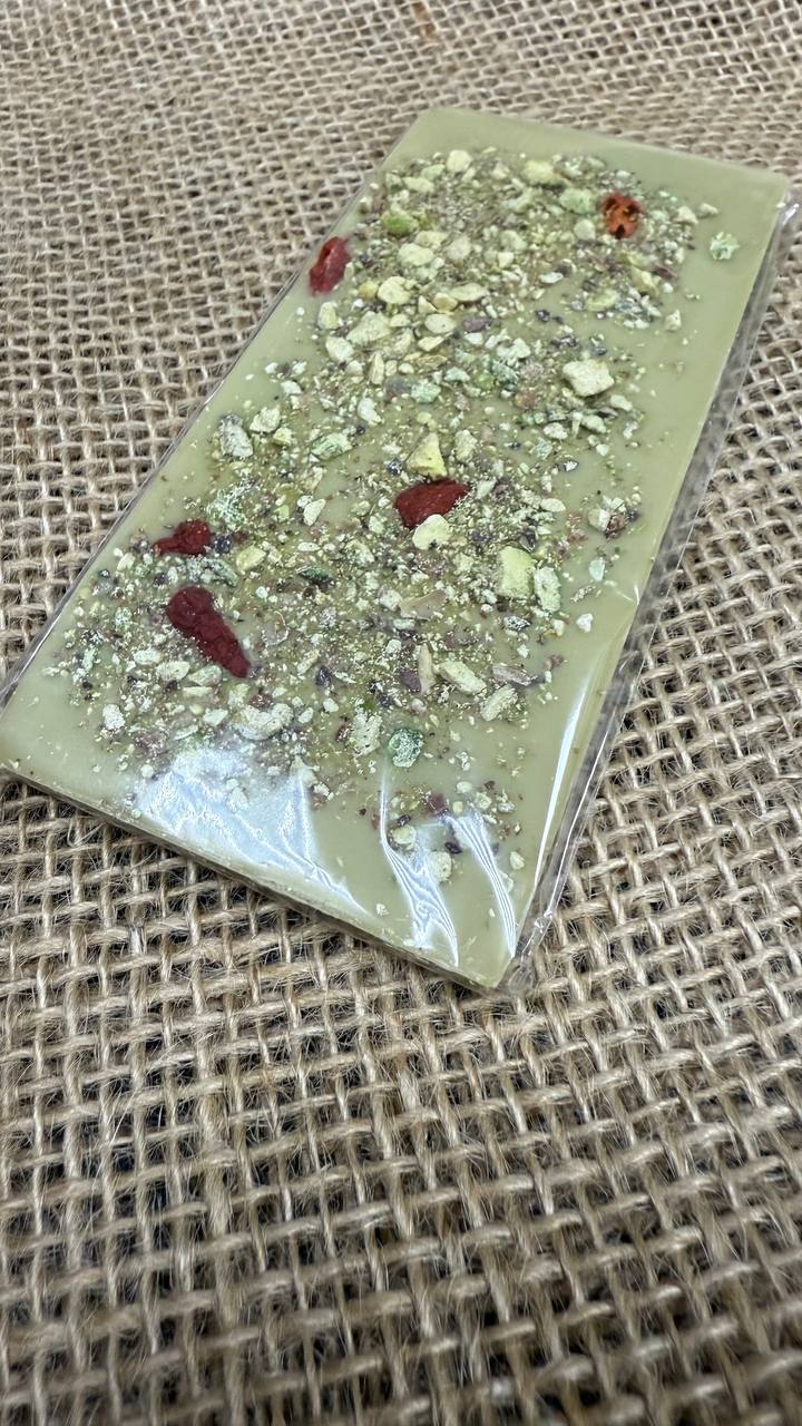 Белый шоколад с лемонграссом, ягодами Годжи и фисташками, 50 гр — изображение 3